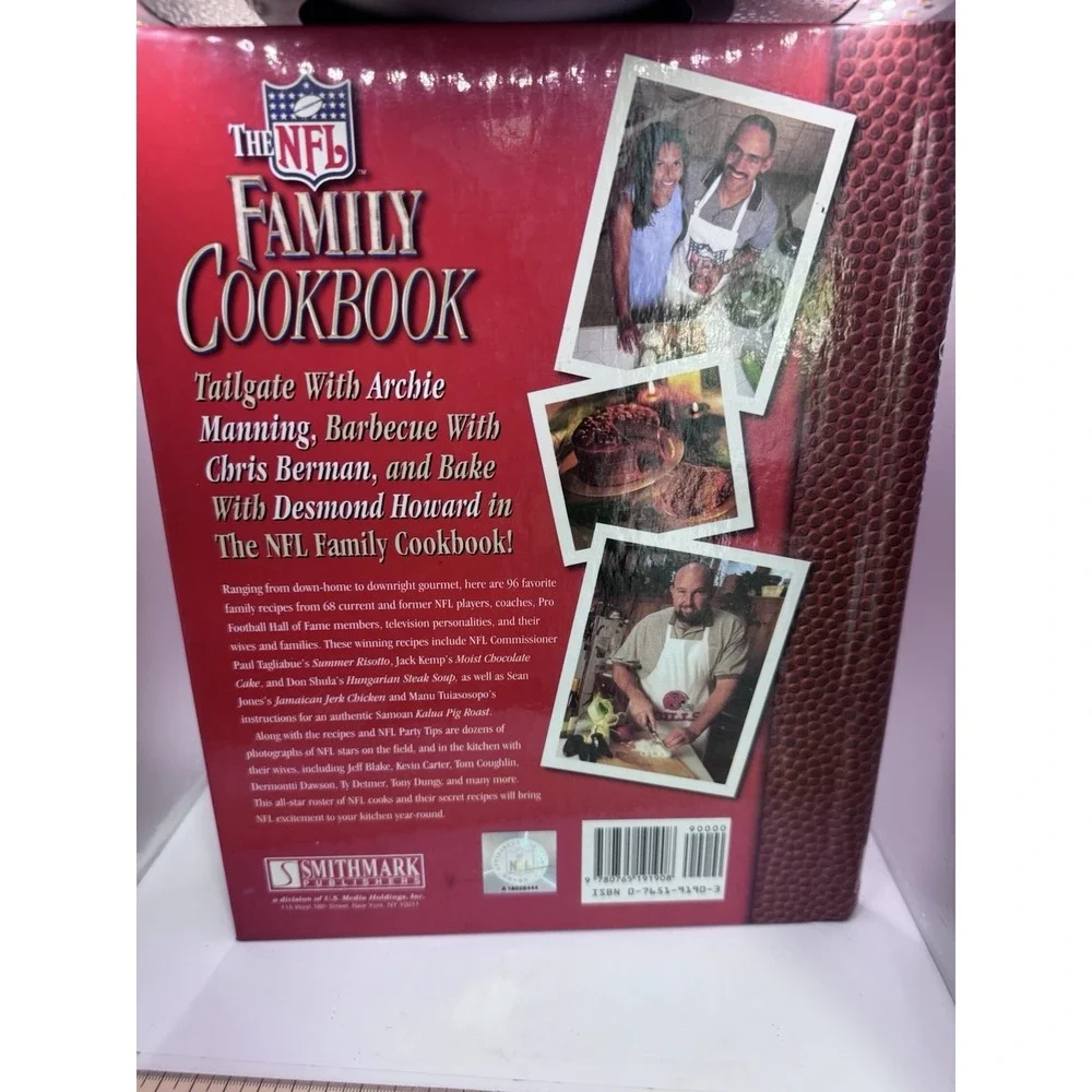 The NFL Family Cookbook 1997 Featuring Recipes Brett Favre John Elway Emmitt S.